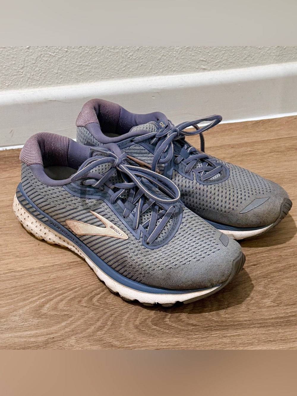 Brooks Adrenaline GTS 20 Women’s Size 9.5 M Running Shoes Grey 1202961B060
